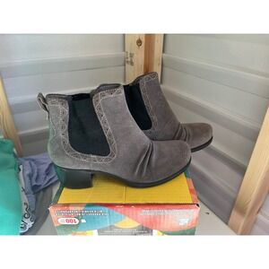 Earth Grey Suede Chelsea Boots Block Heel‎ Women's Size 8